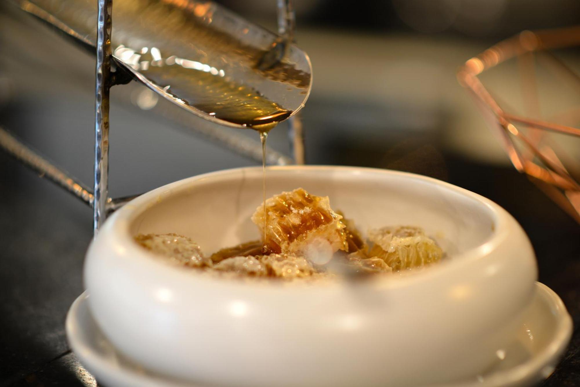 Villa De Pranakorn Μπανγκόκ Εξωτερικό φωτογραφία Honeycomb being drizzled with honey