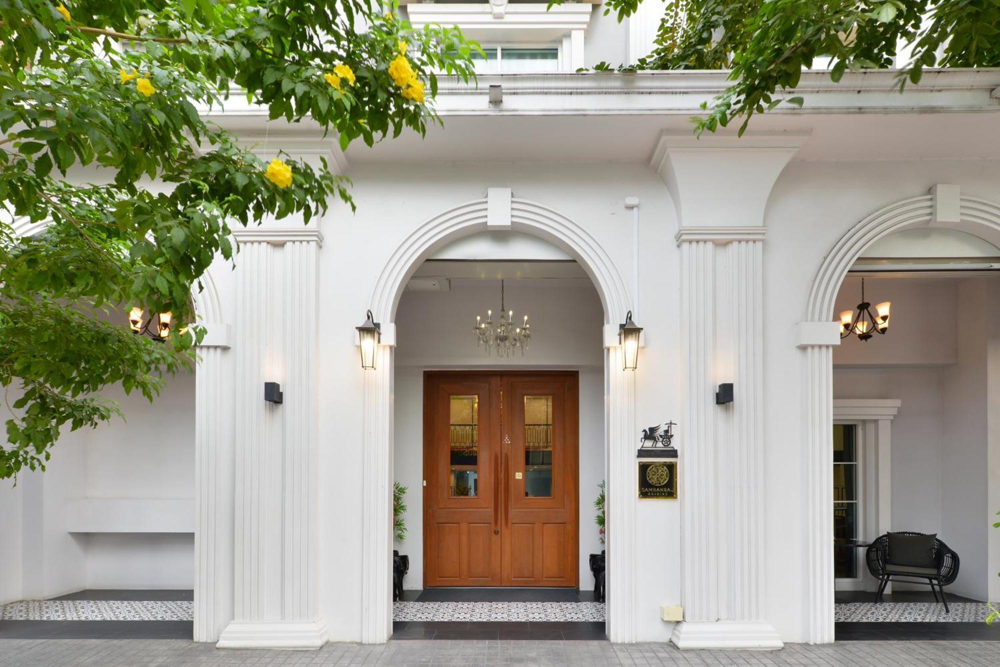 Villa De Pranakorn Μπανγκόκ Εξωτερικό φωτογραφία The entrance of the hotel