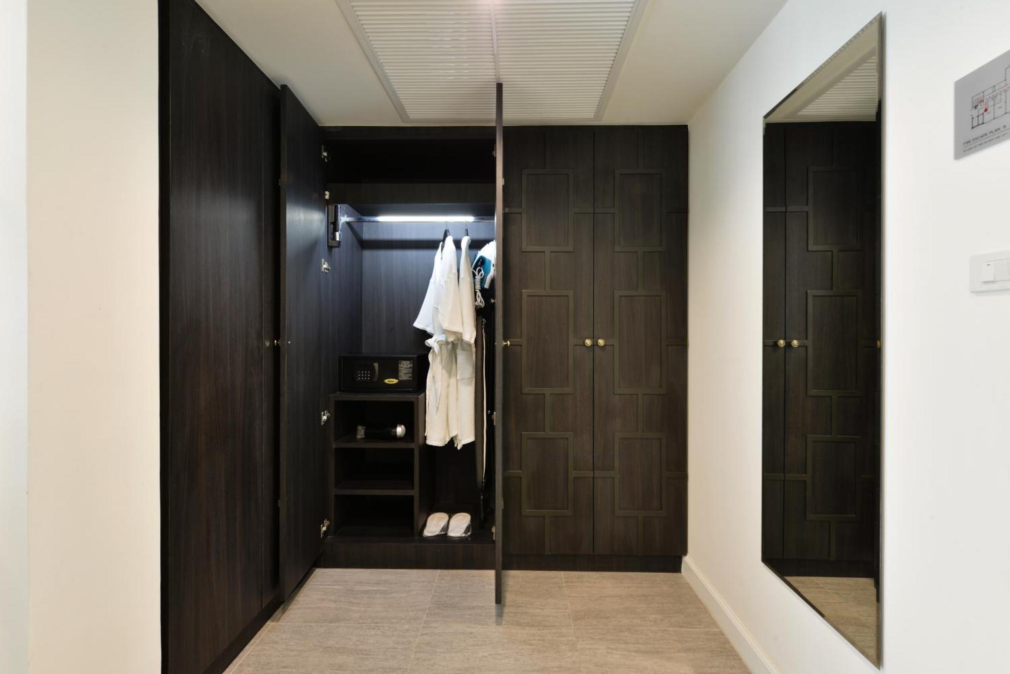 Villa De Pranakorn Μπανγκόκ Εξωτερικό φωτογραφία A walk-in closet