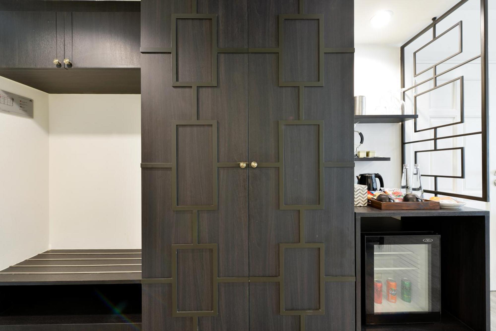 Villa De Pranakorn Μπανγκόκ Εξωτερικό φωτογραφία A door made of wood veneer