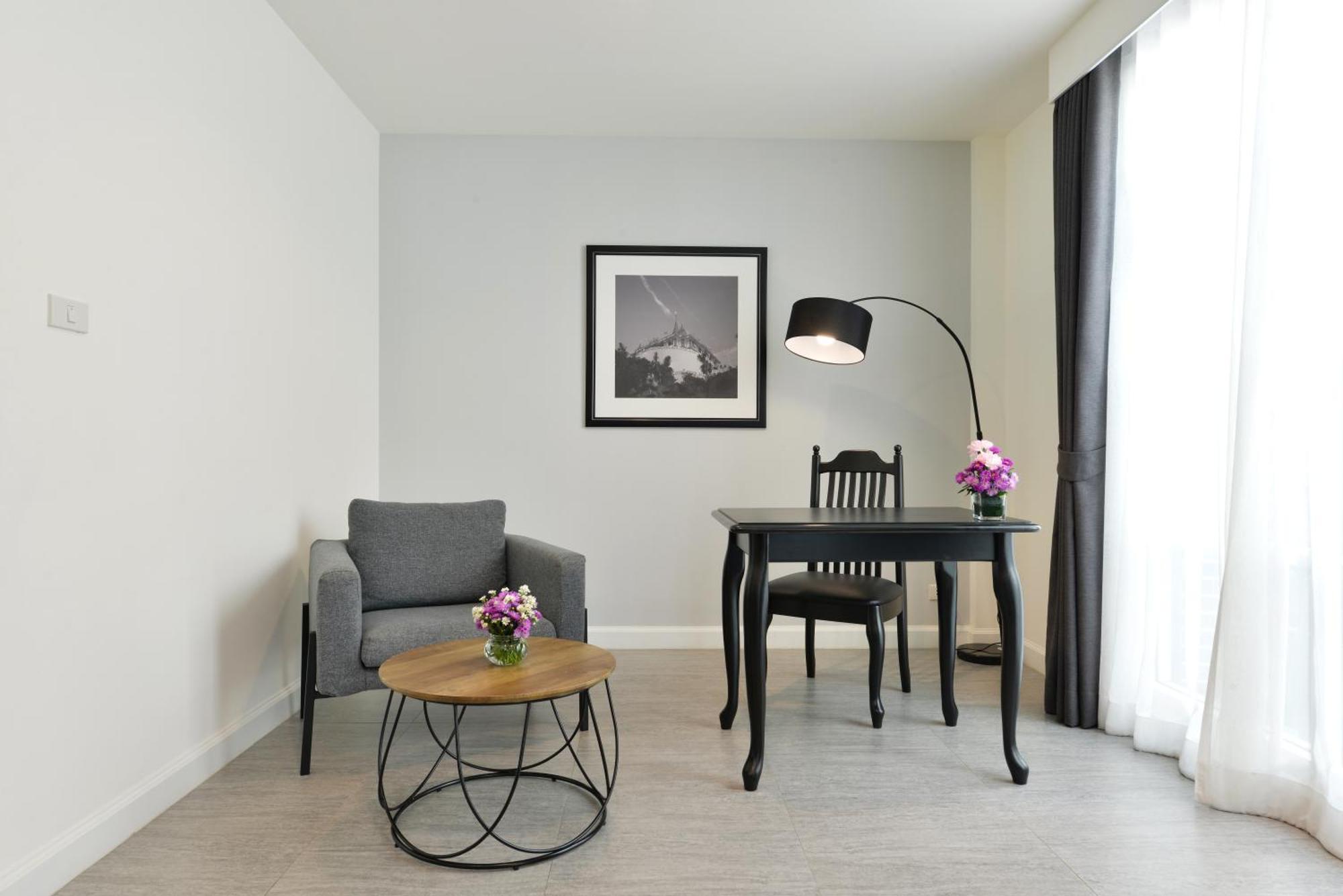 Villa De Pranakorn Μπανγκόκ Εξωτερικό φωτογραφία A floor lamp