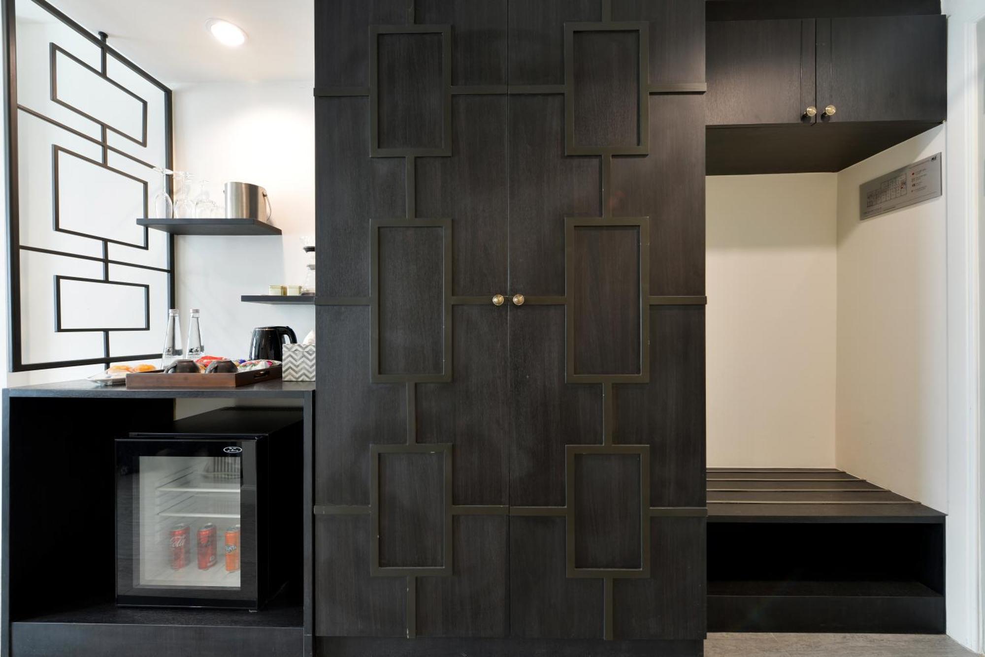 Villa De Pranakorn Μπανγκόκ Εξωτερικό φωτογραφία A door made of wood